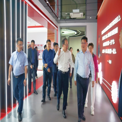 山西省政協(xié)副主席李曉波率“培育壯大智能產(chǎn)業(yè)，加快推動(dòng)智能化發(fā)展”調(diào)研組參觀考察泰隆集團(tuán)